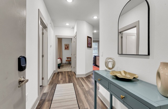 2B2B by TCU, Walkable, Pool View, King, Queen Beds with Pool & Gym Access