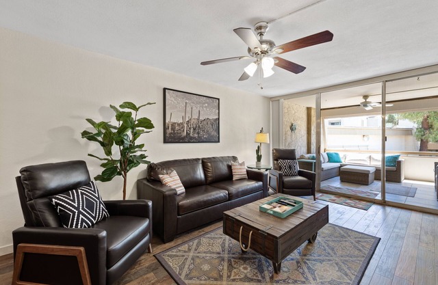 2bd, 2ba, Old Town, Pet Friendly, Pool, Balcony