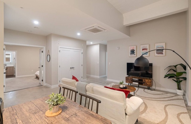 2Bed Apt W/Gym + Lounge + The Phelps