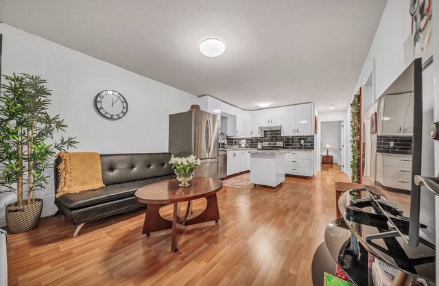 2Bed1Bath Guest Suite in Surrey Close to Highway. Only 30 min drive to Downtown!