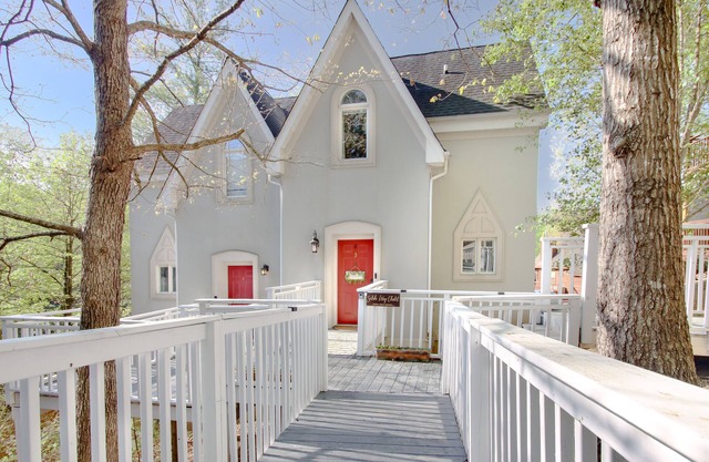 2BR/2.5BA, clean hot tub, spa tub, 1 mi to Pkway,10min to GSMNP, arcade,fire pit