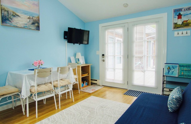 2BR/2BA Condo in South Yarmouth, Walk to Beach and Dining, A/C, WiFi.
