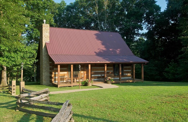 2BR, 2BA Log Cabin