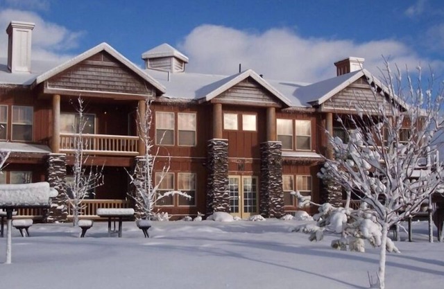 2BR/2BA (Sleeps 4-6) - Convenience Without the Cost!