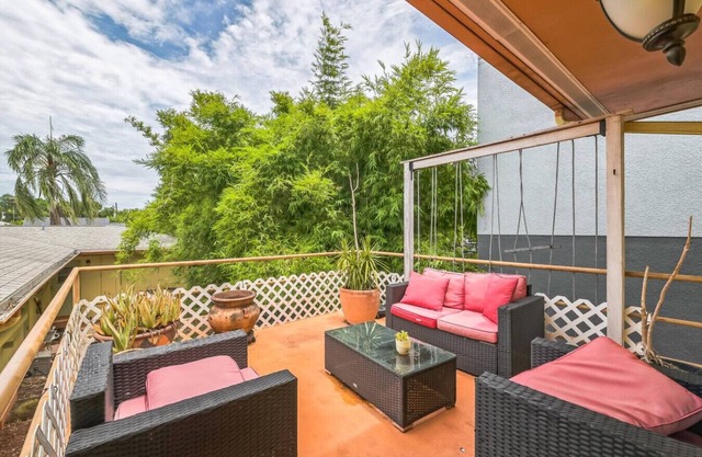 2BR Apt at Crescent Lake!