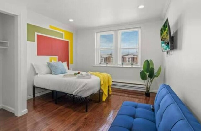 2BR Apt Close to Movie Theaters