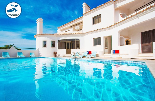 2BR Apt w/Terrace & Pool – Galé