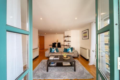 2BR Flat with Parking in London