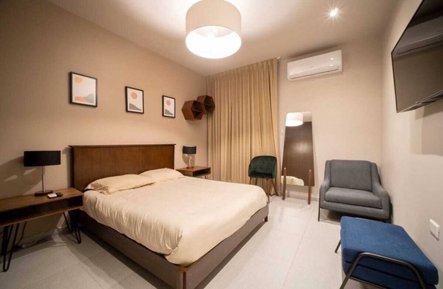 2BR Ground Floor Apartment FAST WIFI