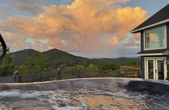 2BR Mountain chalet with loft, views & deck