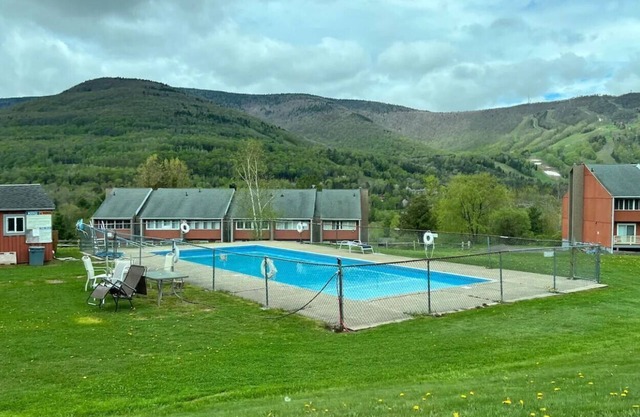 2BR Mountain View Home with Pool & 3 mins to Ski Slopes