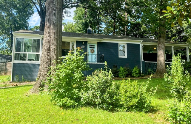 2BR - Pet-Friendly - Private Fully Fenced Yard - 5 mins Noda/Midwood!