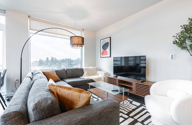 2BR | Rooftop, Gym, Lounge | Bellevue | Sophari C