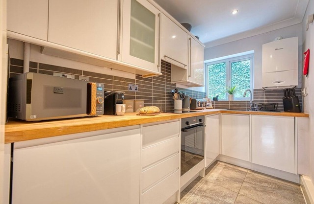 2BR Stunning Apt -Sleeps 6 w/Parking Race Offer!