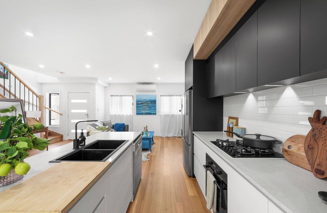 2BR townhouse by North land shopping centre Melbourne