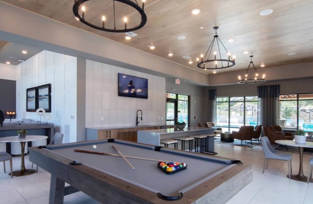 2BR Townhouse w Garage