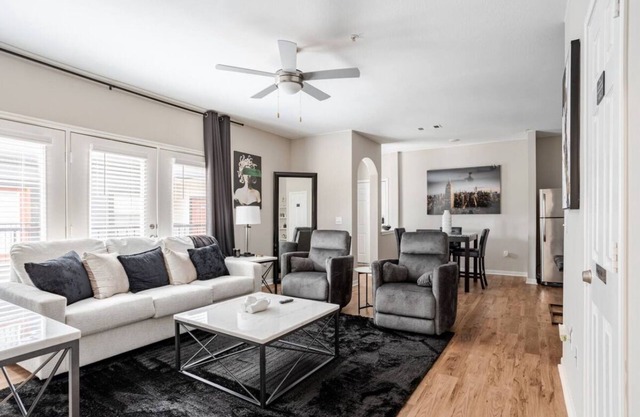 2BR2BA Luxury Apt in Bricktown,Walk to Riverwalk & OU Med Center w Gym & Pool