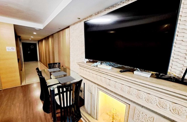 2D - 3 Bedroom Downtown Apartment with shared Pool