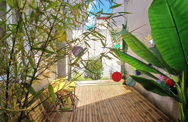 2room with wooden terrace, 5mn from downtown, very quiet and outside courtyard