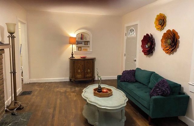 3.3 Miles from Neyland Stadium, 2.8 miles from UT Medical Center