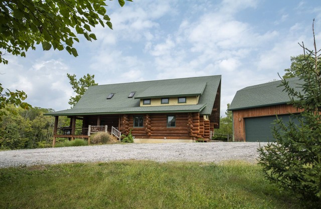3 acre Lake, Farm Animals Petting Zoo, Horses and Horseback Riding, Room to roam