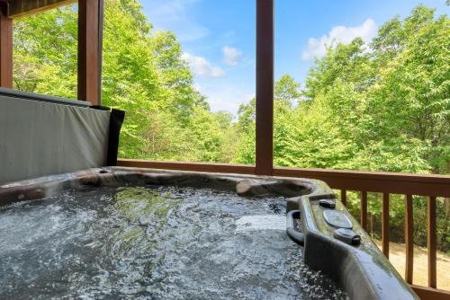 3 Bd Cabin in Sparta- Hot Tub, Dogs OK, Comfortable & Modern