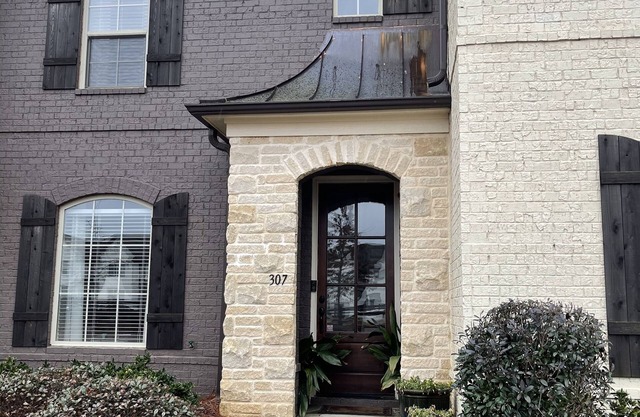 3 bdr & 3.5 baths condo off S. Lamar and minutes from The Square and Ole Miss!