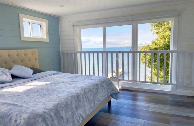 3 Bdrm Newly Renovated Water Front Cottage On Lake Simcoe