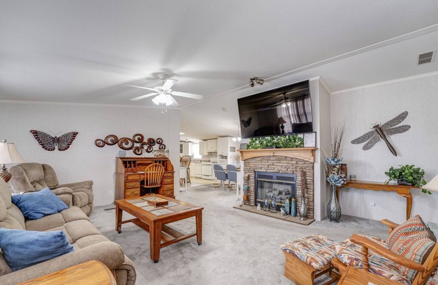 3 bed/2 bath home +office w/futon with community boat ramp & dock to Weiss Lake