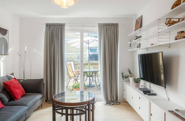 3 Bed 2 Bath - Modern Flat right on Columbia Road!