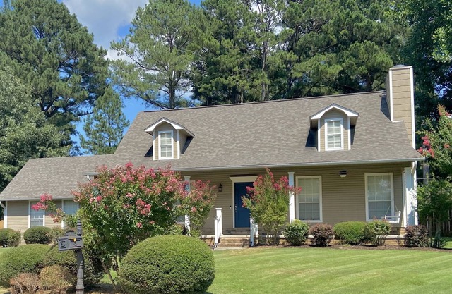 3 Bed-3.5 bath upstairs with an additional Sunroom lights in rooms❤️
