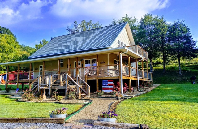 3 Bed 3 Bath-Large Wrap Around Porch Family Friendly, Hot Tub, WiFi