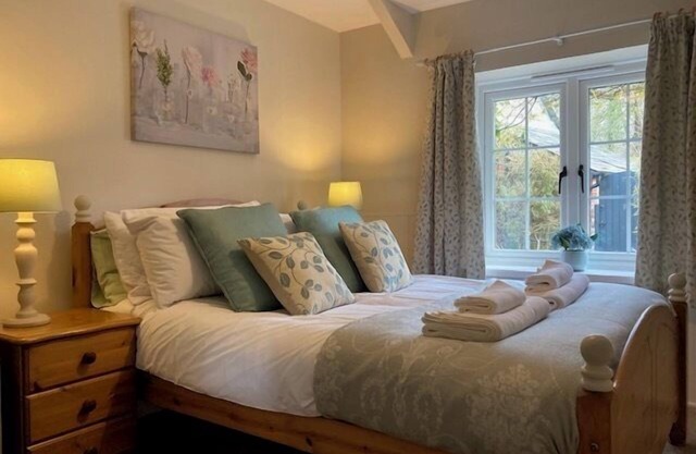 3-Bed Cottage - Sleeps 5, Riverside, Hot Tub, Pets