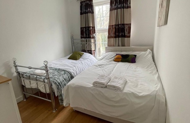3 Bed Flat - Sleeps 6 - Parking - Wifi