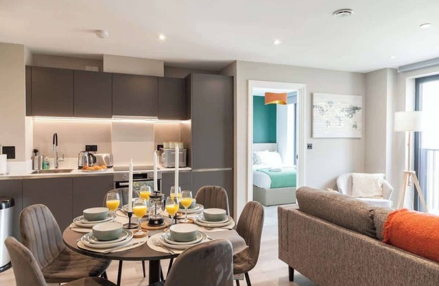 3 Bed Flats near Station & City Centre - Sleeps 6