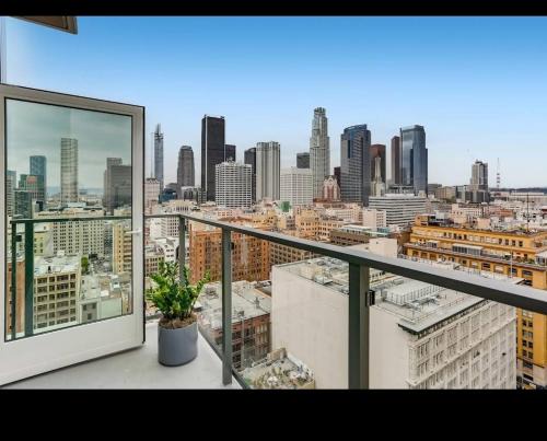 3-Bed High-Rise with Panoramic Views, Pool & Spa