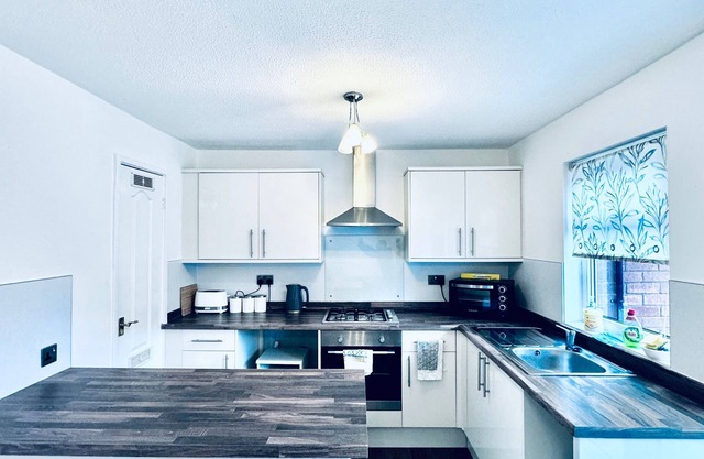 3 Bed House - Sleeps 8 - Pets - Parking - Wifi