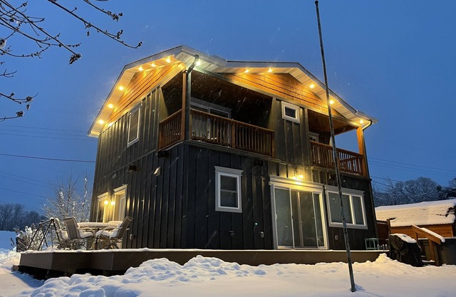 3 Bed Lake House with Balconies and HOT TUB