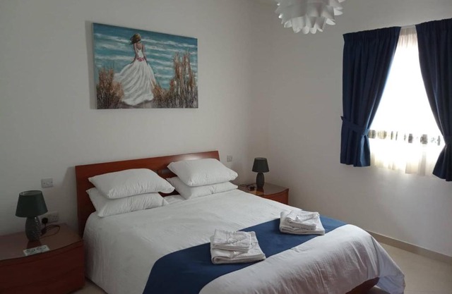 3 Bed Modern Air-conditioned Apartment with Roof Terrace - Ample Parking
