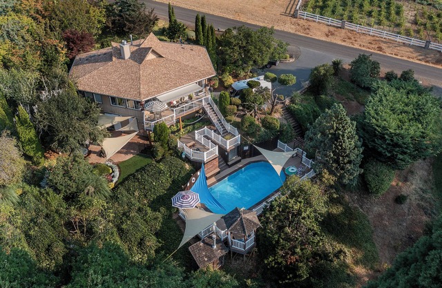 3 Bed Private Villa in Wine Country with Pool + Hot Tub