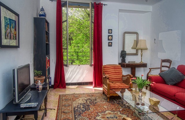 3 Bed-Sleeps 6-Balcony-Pets-Parking-Town Centre