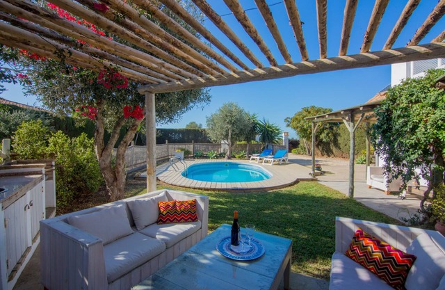 3 bed villa with private pool,sleeping 2-6 guests