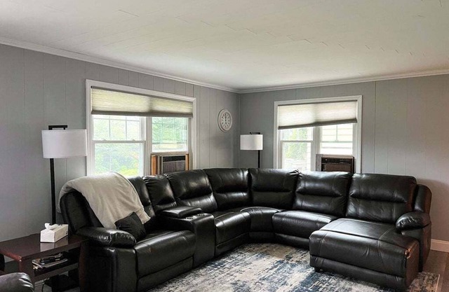 3 BedR Home close to WaterParks, Museums & Trails