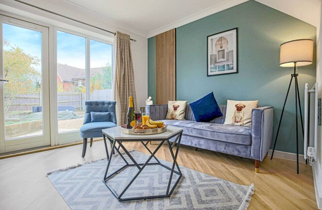 3 Bedroom 2.5 Bathroom House - Parking & Fast Wifi