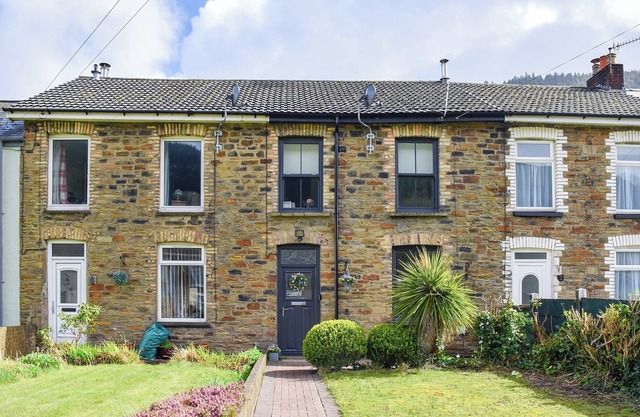 3 bedroom accommodation in Crosskeys, near Newport