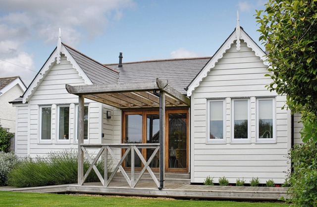 3 bedroom accommodation in Elmer