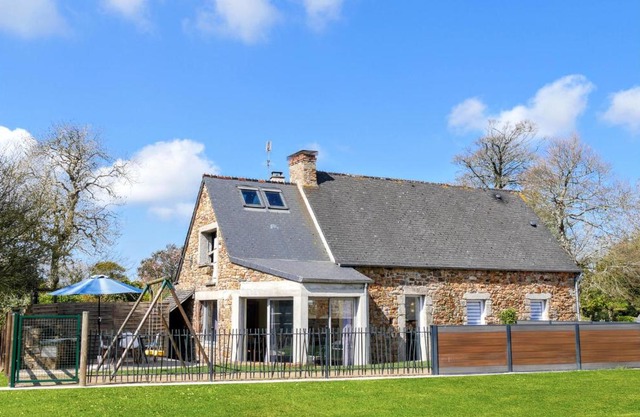 3 Bedroom Amazing Home In La Hague