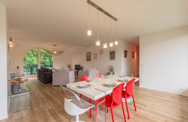 3 bedroom apartment w/private parking and terrace
