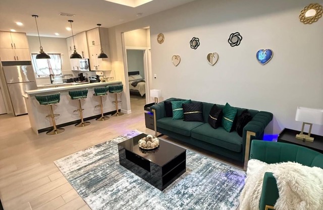 3-bedroom apartment with Free WiFi/parking and big backyard