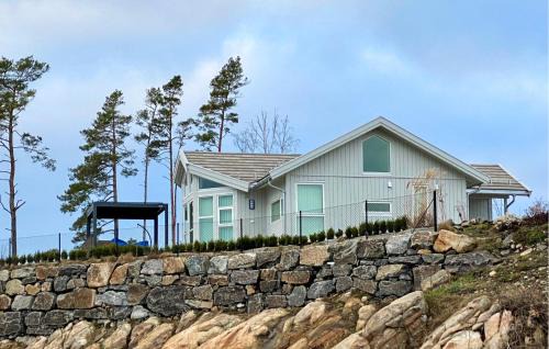 3 Bedroom Beautiful Home In Færvik